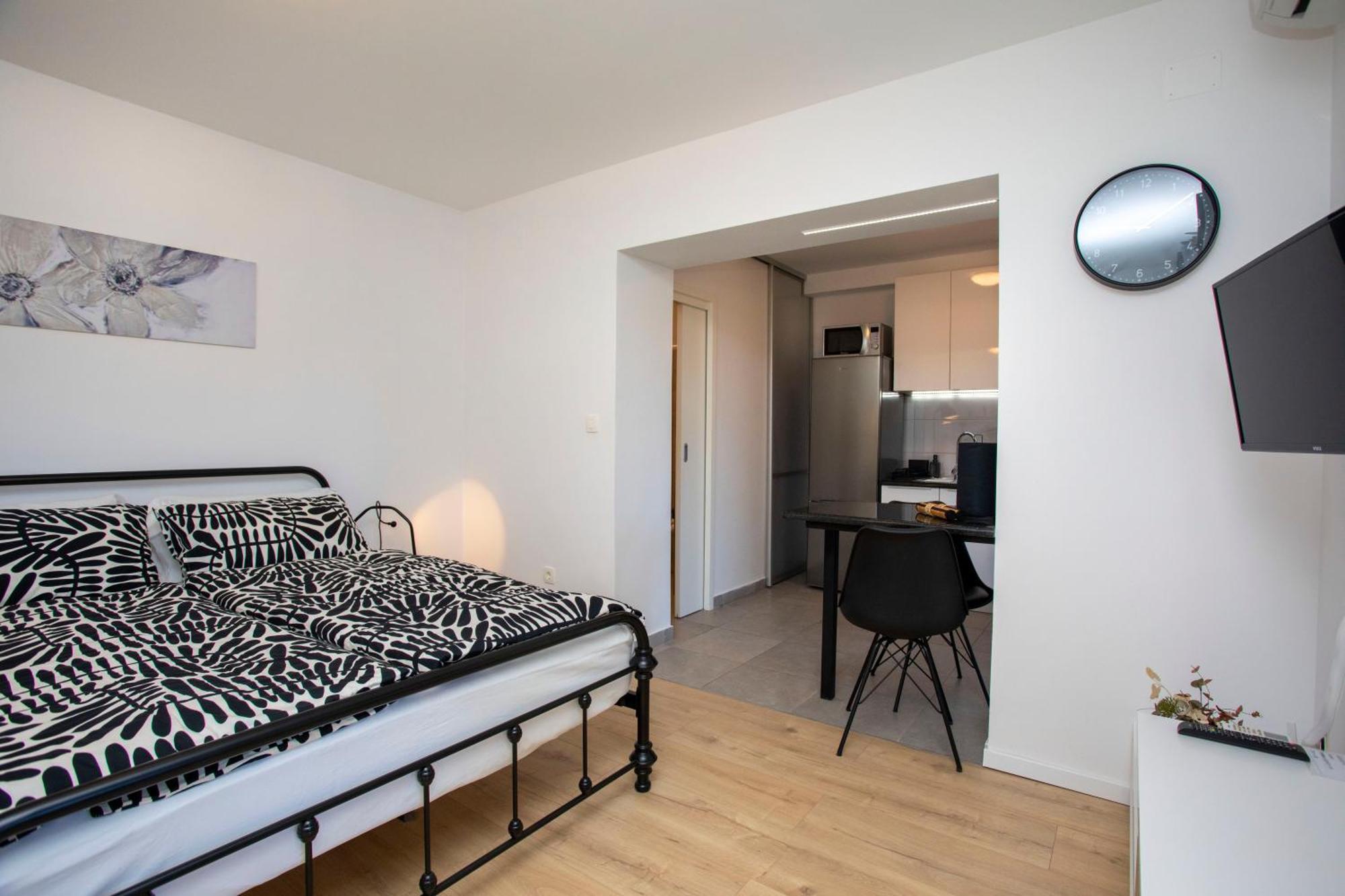 Studio Apartment Mia Rabac Bagian luar foto
