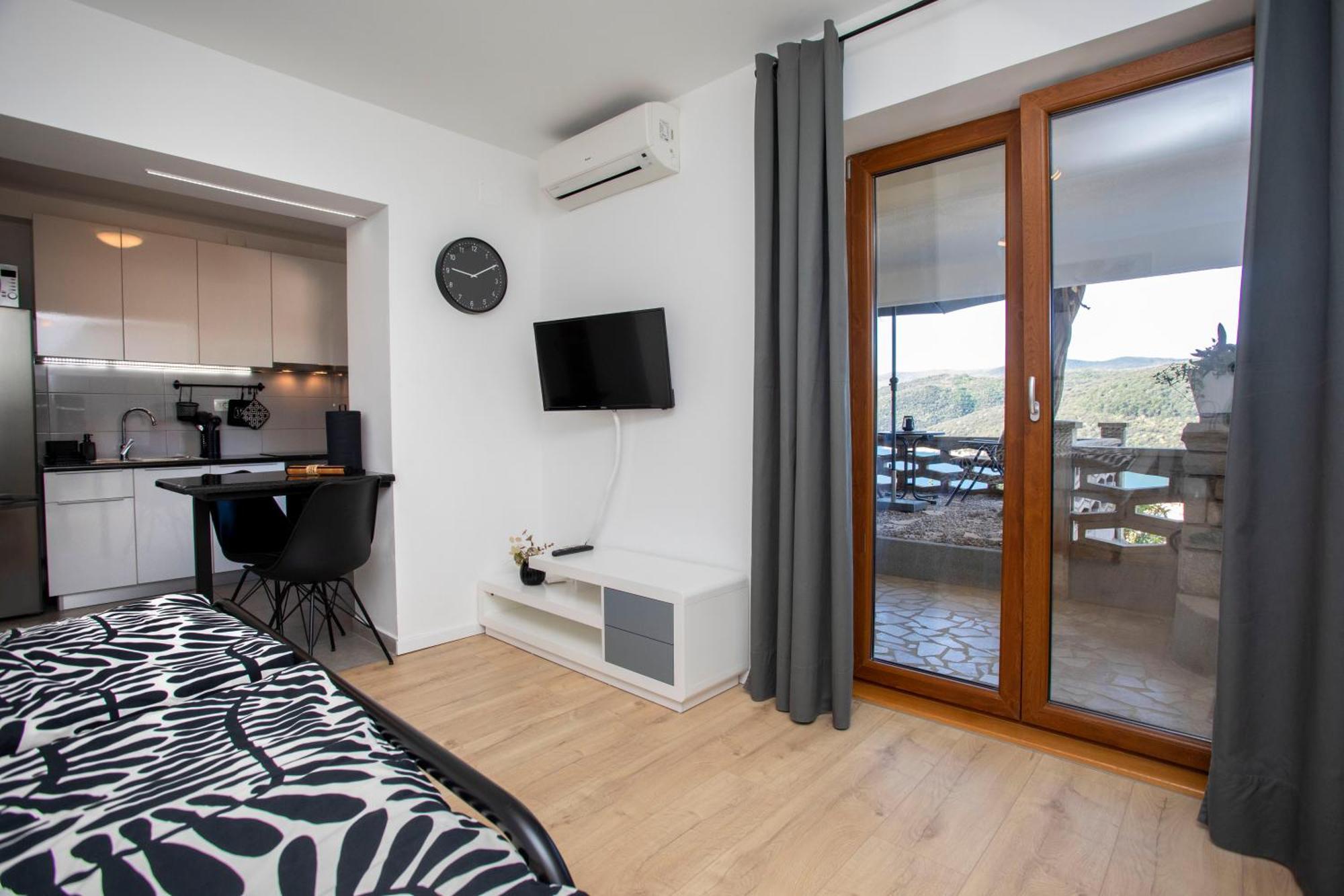 Studio Apartment Mia Rabac Bagian luar foto